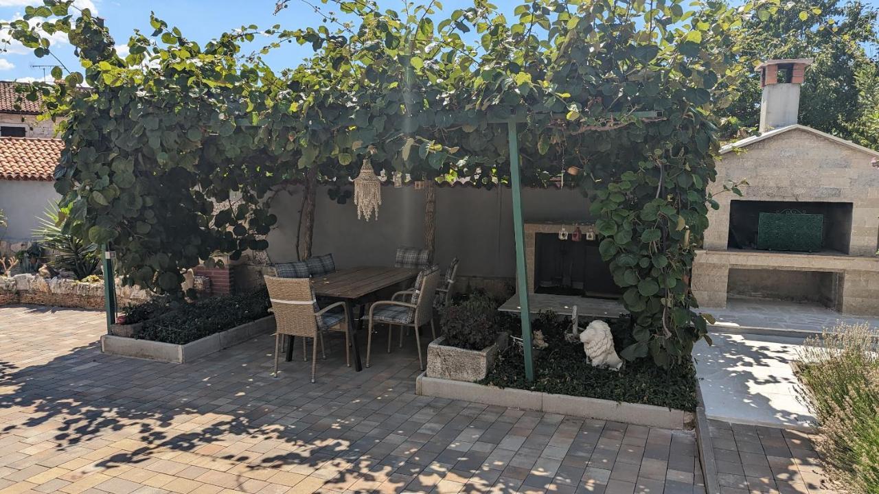 Apartman Aja Kaštelir Екстериор снимка