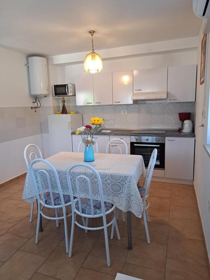 Apartman Aja Kaštelir Екстериор снимка